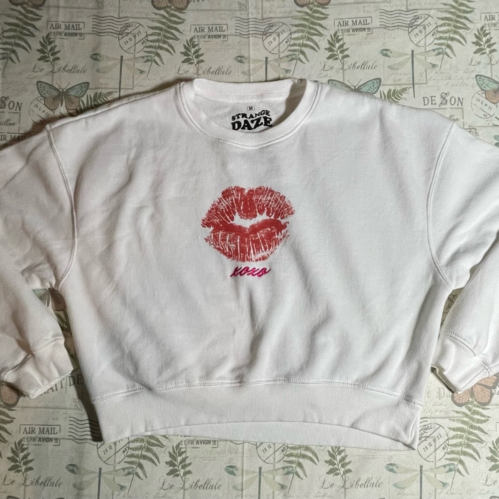 Strange‎ Daze lip xoxo sweatshirt white red medium